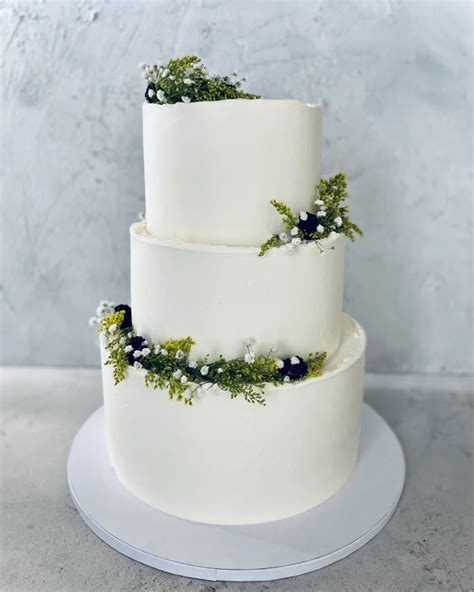 Elegantiškas vestuvinis tortas su gėlėmis