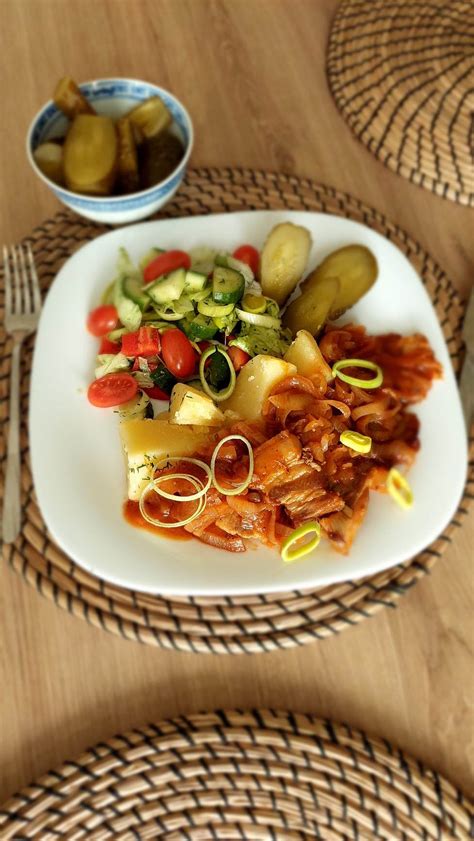 Kepta šoninė su pomidorų ir svogūnų padažu