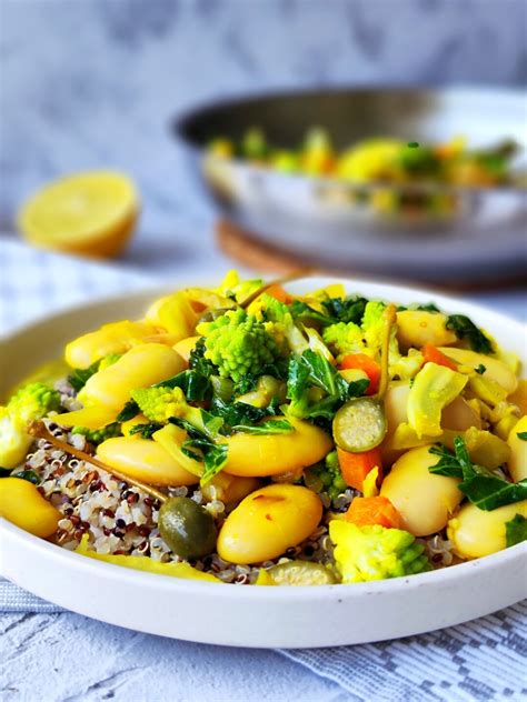 edamame pupelių spagečiai lėkštėje su daržovėmis