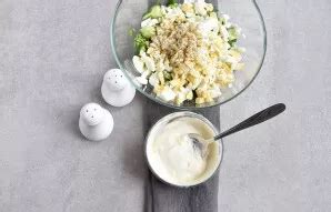 Ingredientų, skirtų baltajam svogūnų padažui, išdėstymas