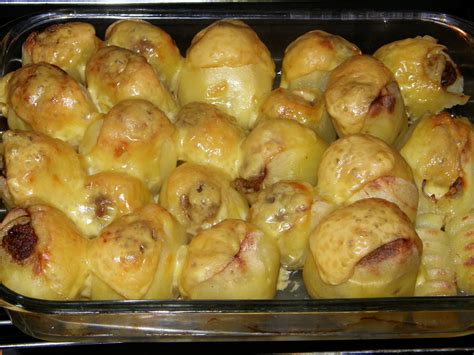 Įvairūs ingredientai įdarytoms bulvėms