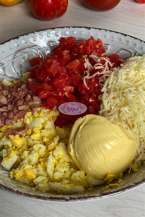 Ingredientai klasikinei pomidorų ir kiaušinių mišrainei