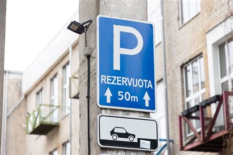 Infografika: Automobilių stovėjimo vietų kainos pokyčiai ir reguliavimas