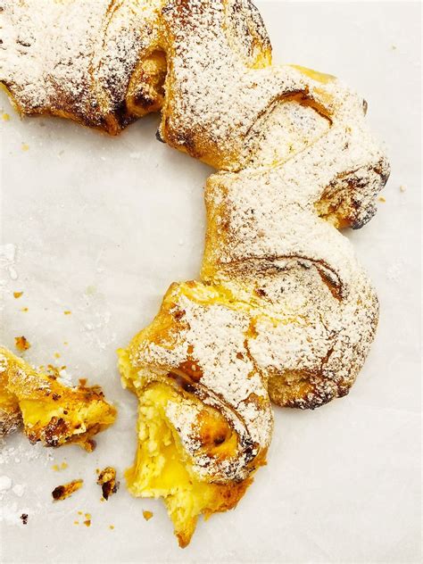 Sluoksniuotos tešlos ir varškės pyragas