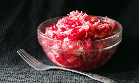 Raugintų kopūstų salotos su burokėliais