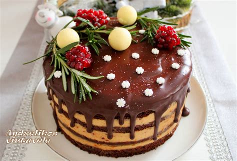 Pandoro su cukraus pudra ir kremu