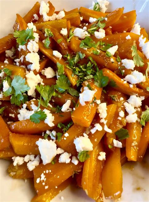 Keptos morkos su medumi, česnakais ir feta sūriu