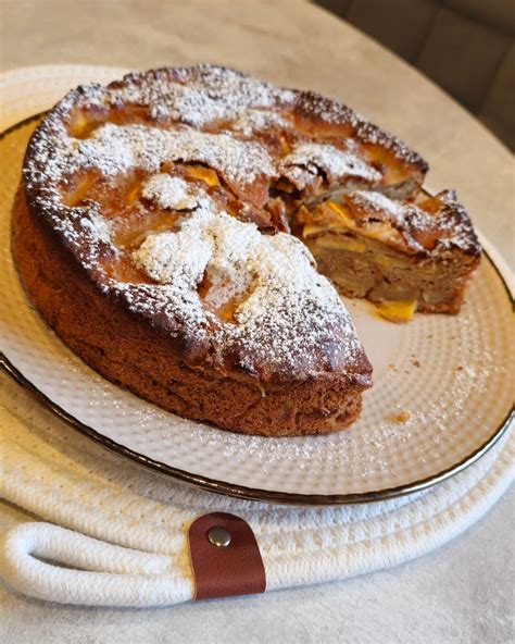 Obuolių pyragas su cinamonu ir romo aromatu