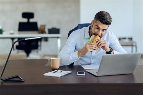 Darbuotojas pietų pertraukos metu ilsisi