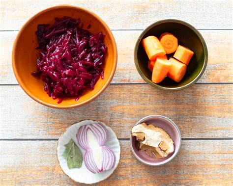 Įvairūs barščių ingredientai lėkštelėse