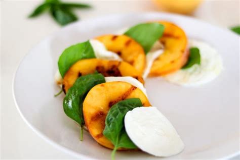 Mocarela ir špinatai lėkštėje