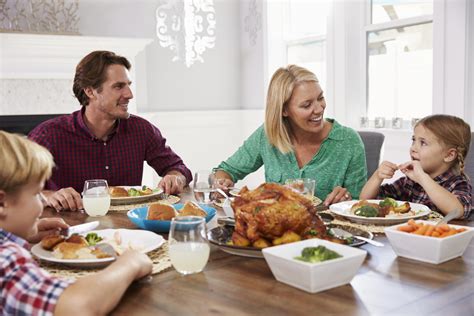 Šeima valgo cepelinus