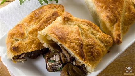 Sluoksniuotos tešlos pyragas su vištiena ir grybais