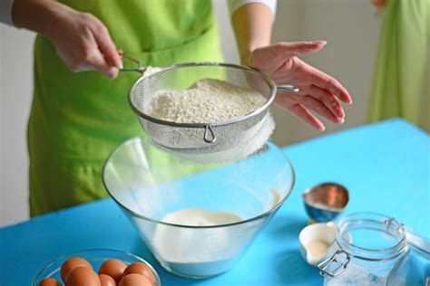 Sausų ingredientų sijojimas