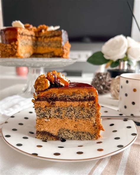 Konditerė Lena su elegantiškais veliūro tortais