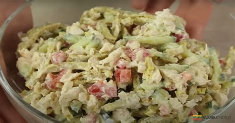 Įvairių salotų ingredientų pasirinkimas