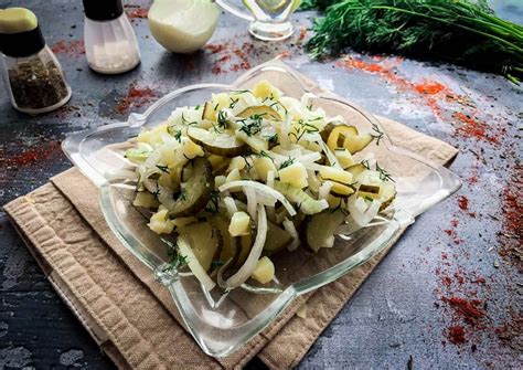 Paruoštų marinuotų agurkų su paprika ir svogūnais stiklainis