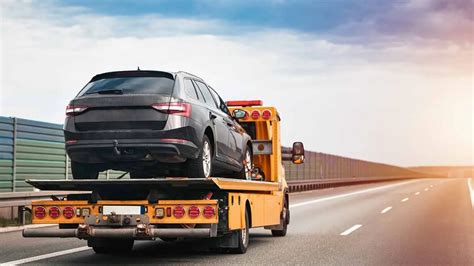 automobilis su saugiai pritvirtinta torto dėže