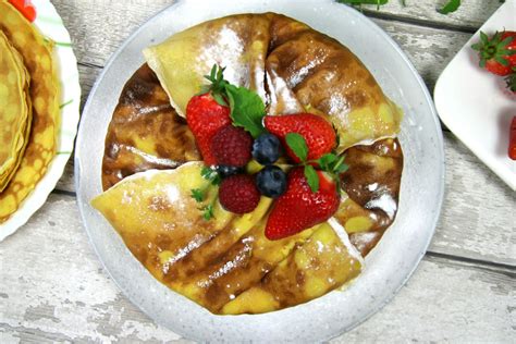 Lietinių blynų tortas su uogomis
