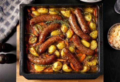 Keptos dešrelės su įvairiomis daržovėmis kepimo skardoje