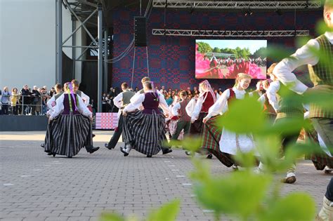 Žmonės šoka bendruomenės šokių vakarėlyje