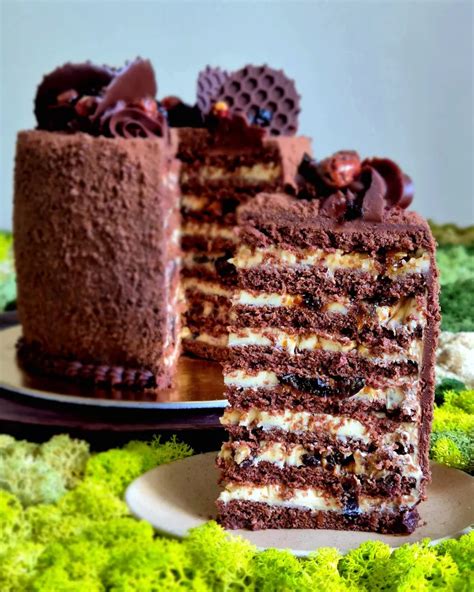 Šokoladinis tortas be kepimo su slyvomis