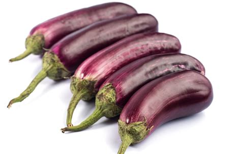 Šviežios daržovės ir baklažanas ant prekystalio