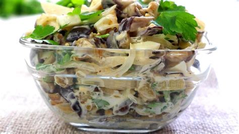 Įvairūs baklažanų salotų ingredientai