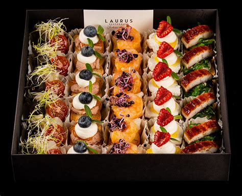 Įvairūs vieno kąsnio sumuštiniai ant padėklo