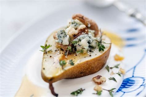 Skrebučiai su kriauše, pelėsiniu sūriu, medumi ir graikiniais riešutais