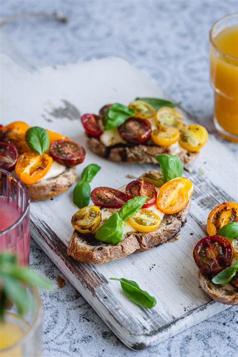Vėrinukai su mocarela, vyšniniais pomidorais ir baziliko lapeliais