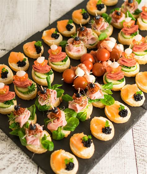 Vieno kąsnio sumuštiniai su melionu, prosciutto ir rukola