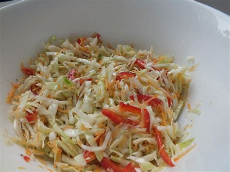 Ryškios kopūstų salotos su paprika ir morkomis