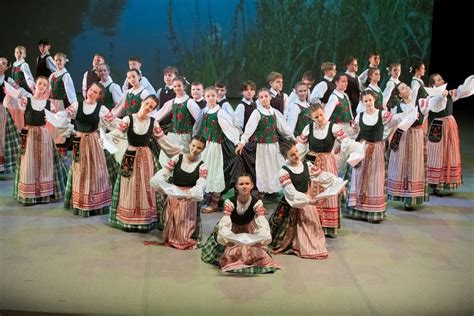 Liaudiškų šokių grupė „Nemunėlis“ pasirodymo metu
