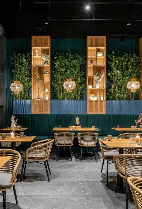 Restorano interjeras su daug žalumos