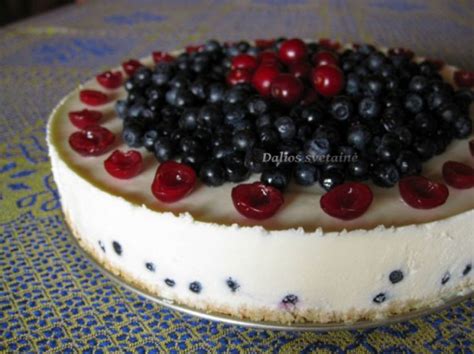 Šviežių uogų ir jogurtinio kremo tortas