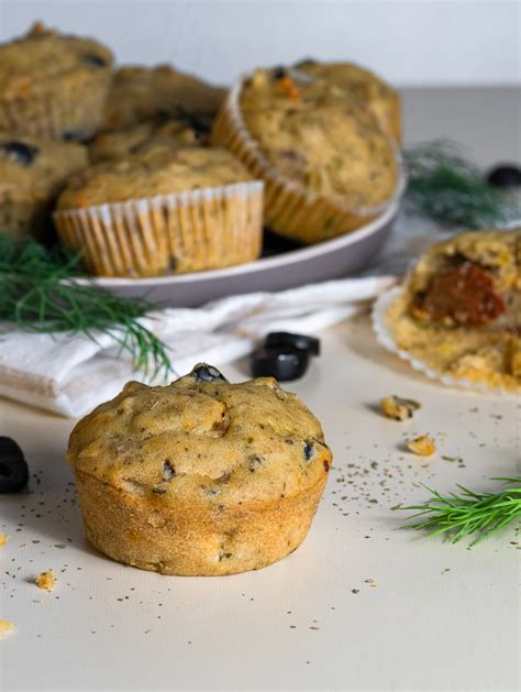 Veganiški keksiukai su saulėje džiovintais pomidorais ir alyvuogėmis