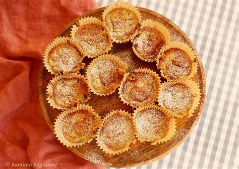 Paruoštų cukinijų keksiukų be cukraus nuotrauka