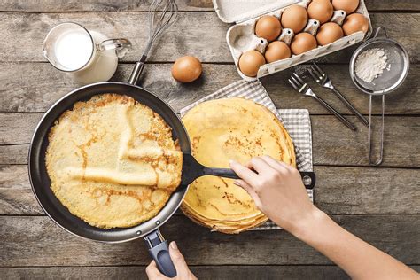 Nuotrauka su skirtingomis miltų rūšimis ir grūdais