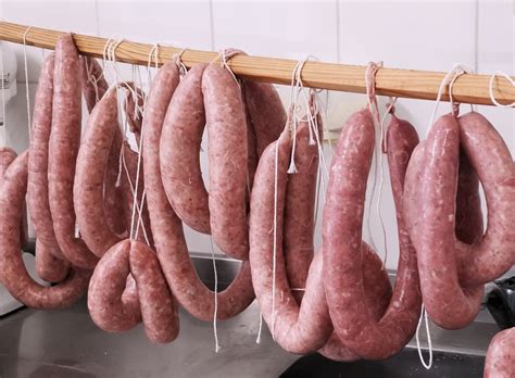 Nuotrauka su naminės daktariškos dešros ingredientais