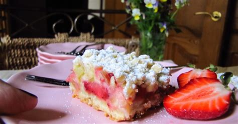 Trupininis pyragas su braškėmis ir rabarbarais