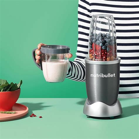 Žmogus naudojantis Nutribullet trintuvą
