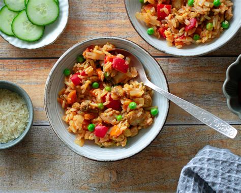 Lėkštė su raudoname vyne marinuota vištienos krūtinėle, ryžiais ir daržovėmis