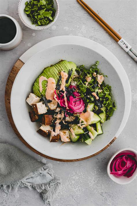 Estetiškai patiekti sušiai ir poke bowl