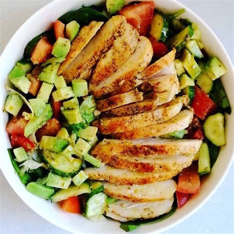 Salotos su avokadu ir vištiena