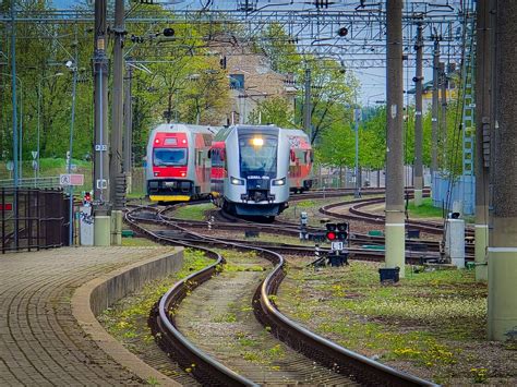 Moderni Seulo metro stotis ir traukinys