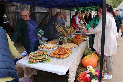 Klebonas šventina duoną šventės metu