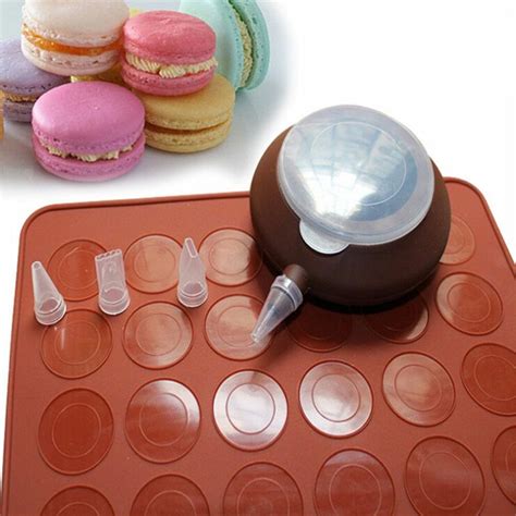 Macarons sausainėlių kepimo kilimėlis su paruošta tešla