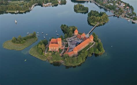 Trakų Salos pilis ir karaimų mediniai namai