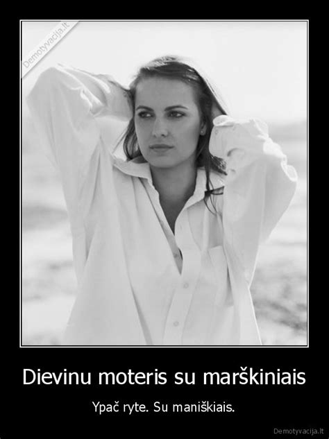 Moteris su švelniomis banguotomis garbanomis